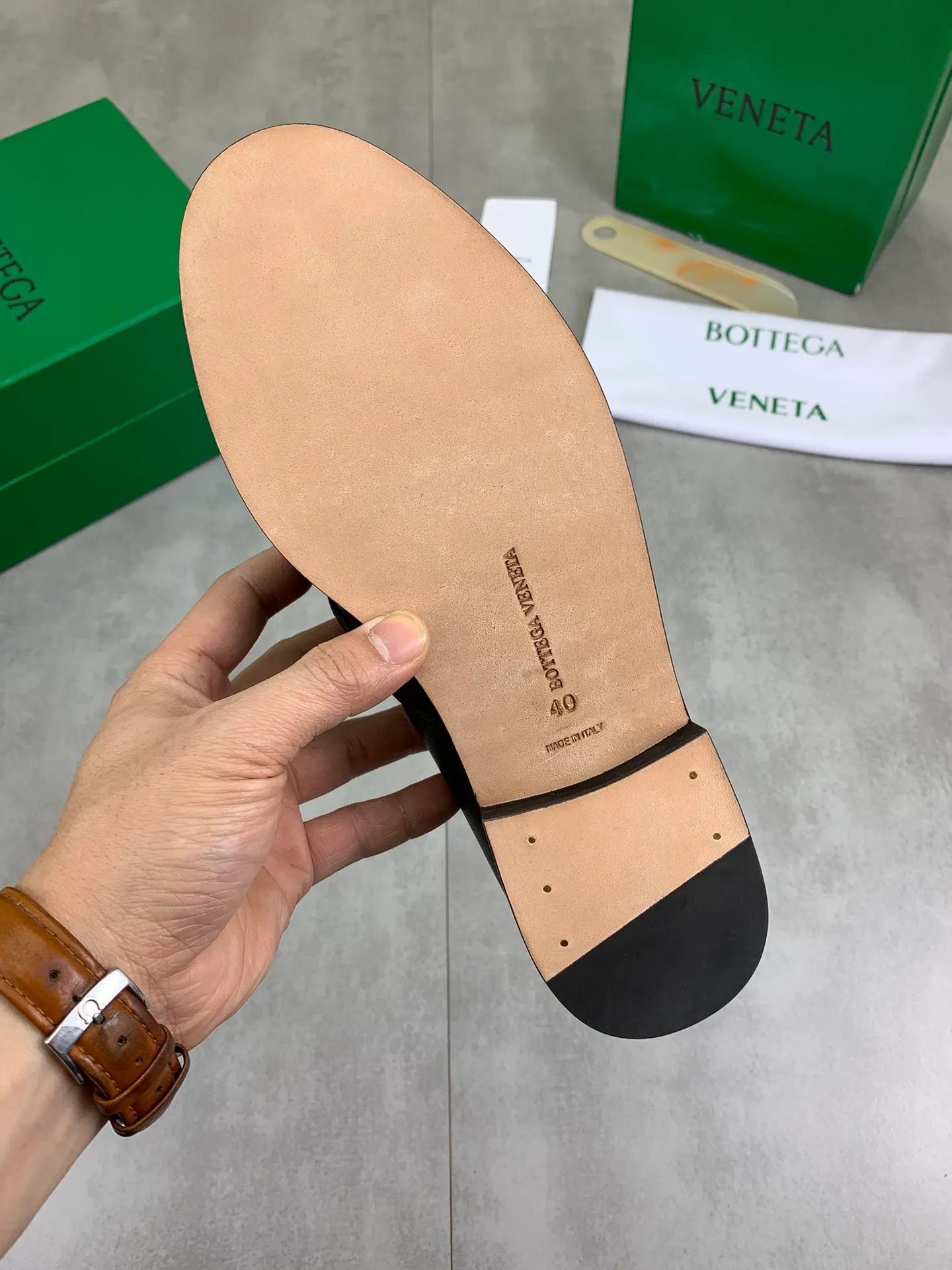Men's shoes 💰P820 [New model] (genuine leather outsole) water-dyed cow lining 💰High-quality business couple leather shoes 💎💎💎 BOTTEGA VENETA official website synchronizes the latest top version of BV in the market, accept material comparison, shoe type comparison, process comparison, practical and textured, versatile and suitable for any occasion, the more you look at it, the more flavorful it becomes. Purely hand-knitted craftsmanship - Upper material, calfskin imported from Italy 🇮🇹 - High-quality water-dyed cowhide lining - Original private model customized leather outsole -Size: Female 35-39 (40 ordered) Male 39-44 (38 45 can be customized) Color: Multiple colors available